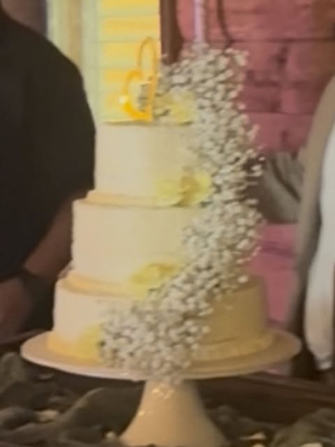 Torta de bodas de tres pisos con cascada de perlas