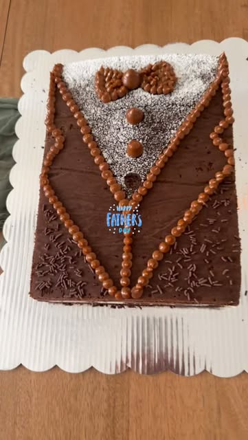 Torta de chocolate en forma de esmoquin
