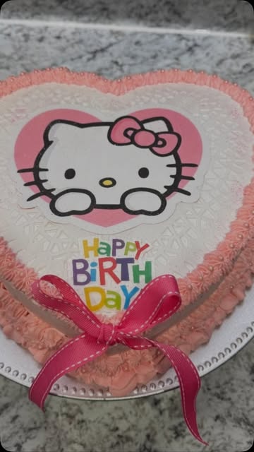 Torta de corazón de Hello Kitty