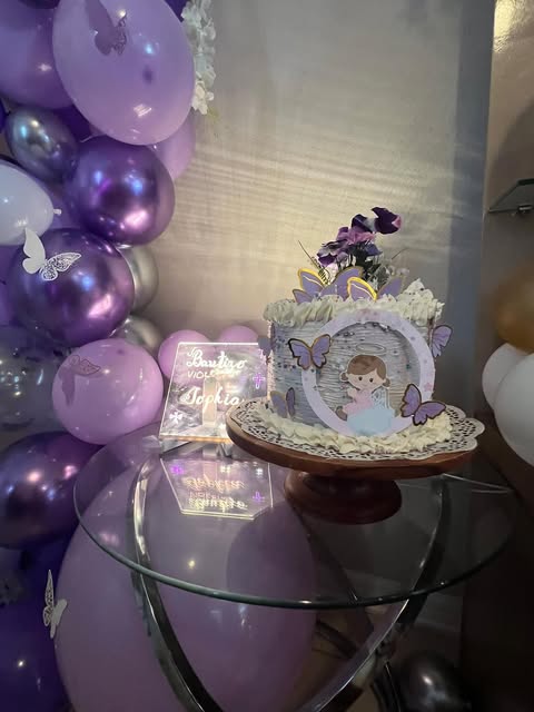 Torta lila con mariposas