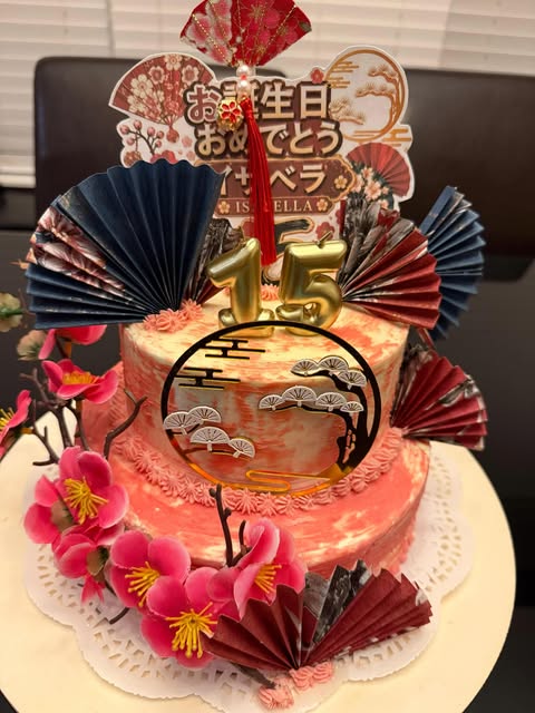 Torta de XV años con abanicos y flores de cerezo